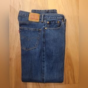 Dark Stonewashed Relax Fit 5-pocket Levi 550 Jeans Size 32W x 30L.